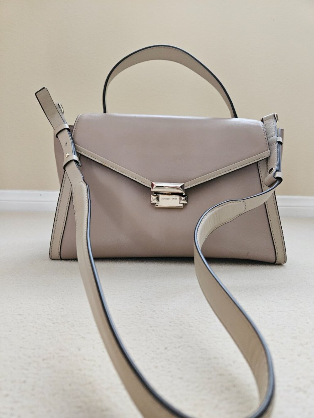 ✨ Michael Kors Leather Handbag – Truffle/Oat ✨
